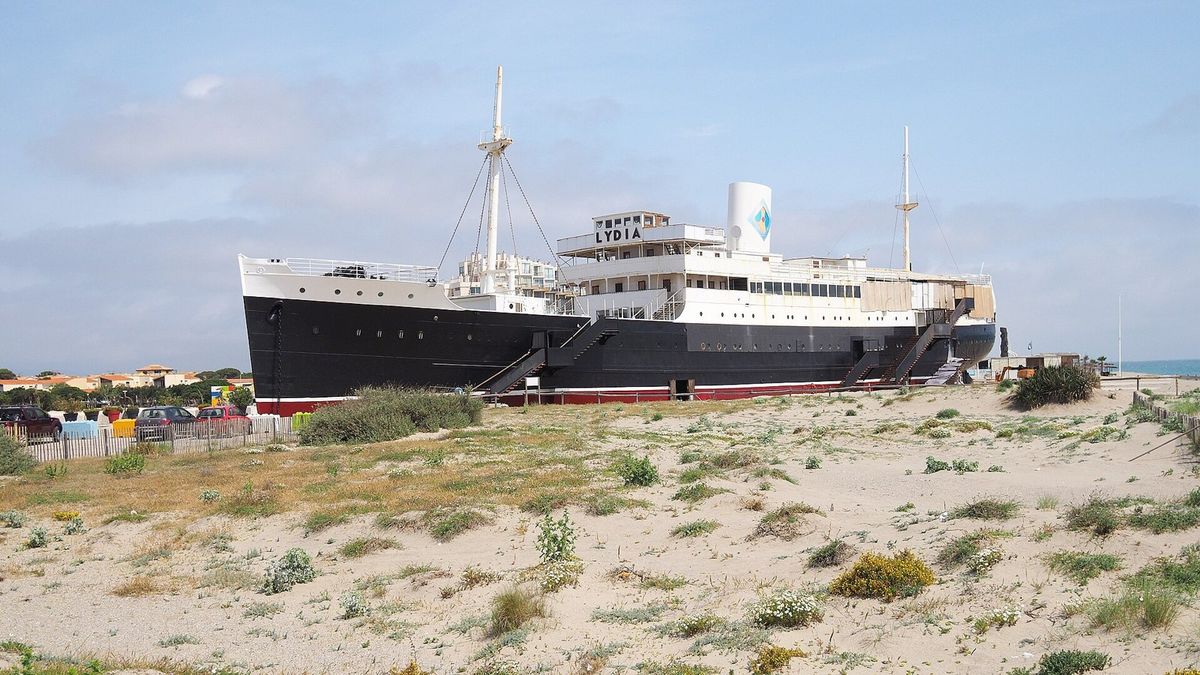 El Lydia, el transatlántico varado de Le Barcarès, donde se celebra el festival Les Déferlantes