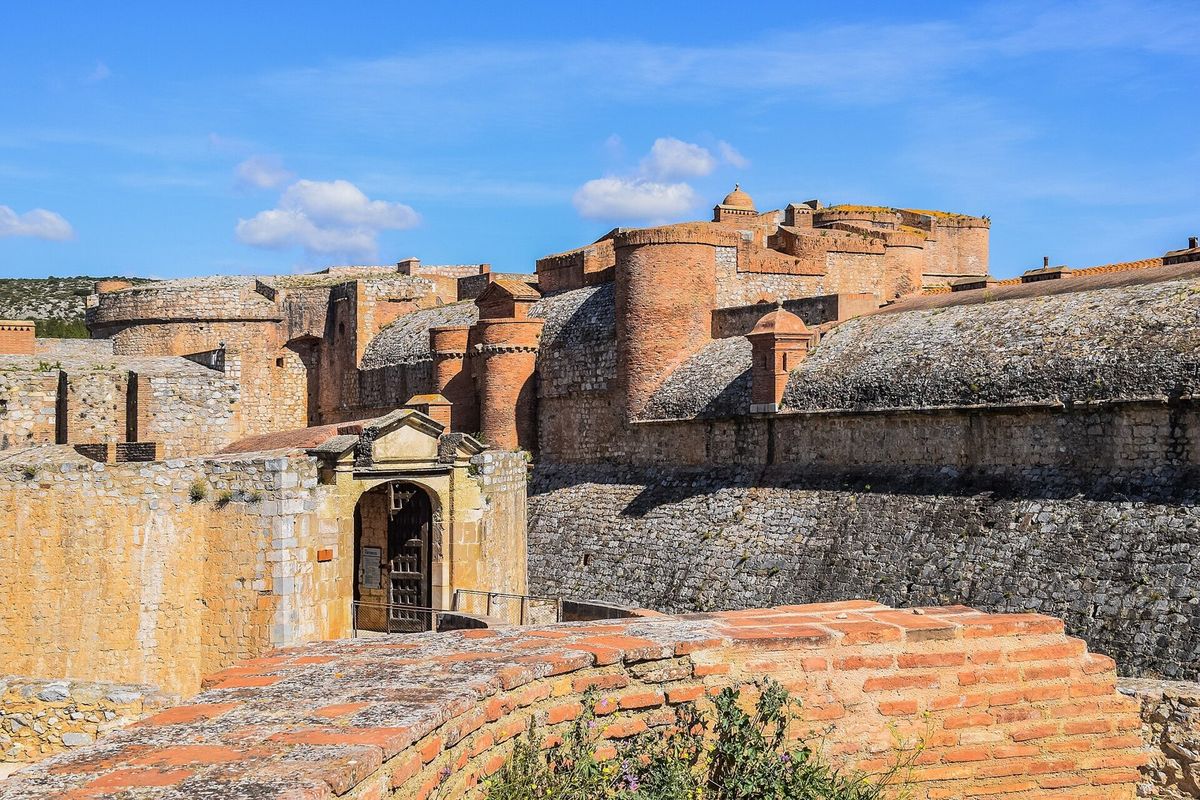La fortaleza de Salses, sus torres y sus murallas de ladrillo