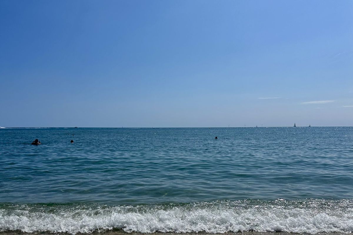 Baignade en Méditerranée, voiliers à l'horizon