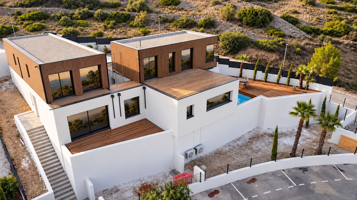 Villa container vue du ciel : volumes contemporains, toiture terrasse et piscine