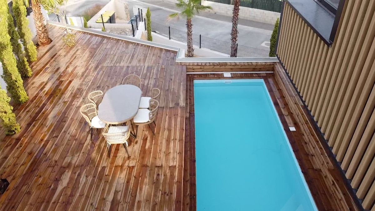 Piscine et terrasse en bois vues du dessus, villa container à Fitou