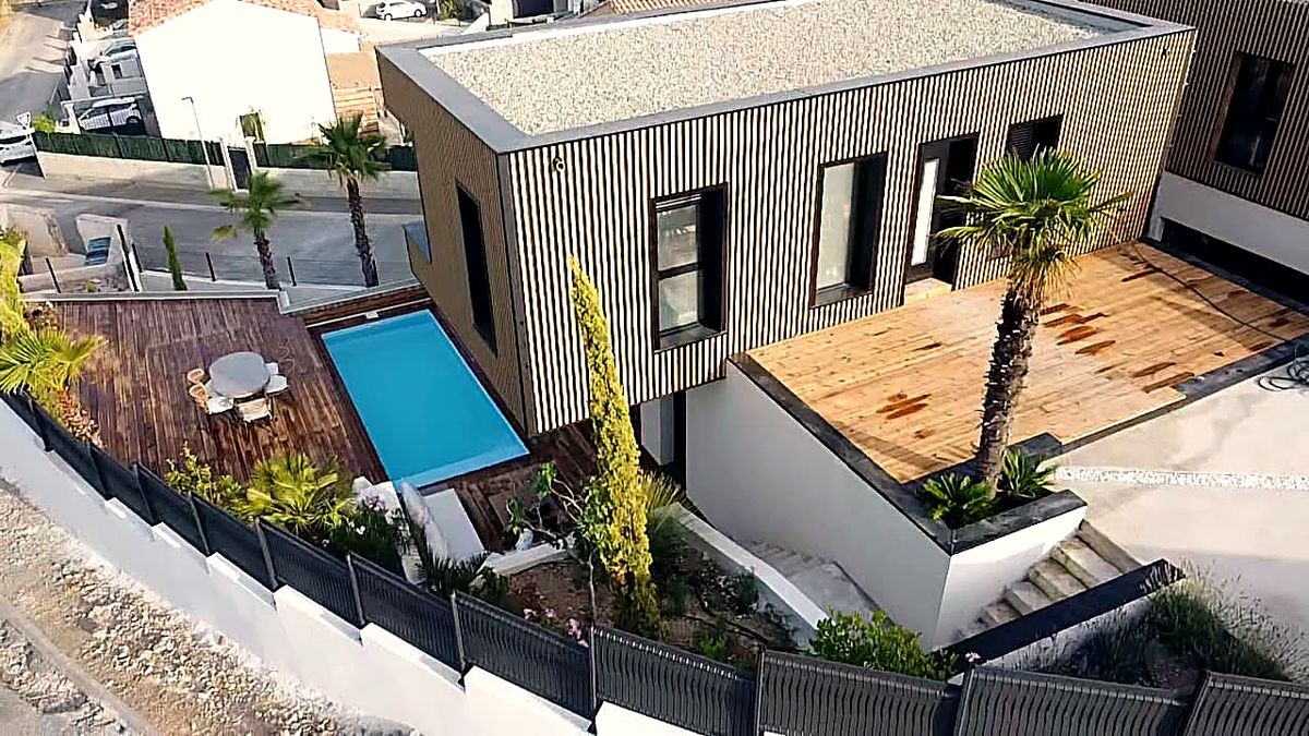 Vue aérienne de la villa, de sa terrasse en bois et de sa piscine, à 25 minutes de l'aéroport de Perpignan