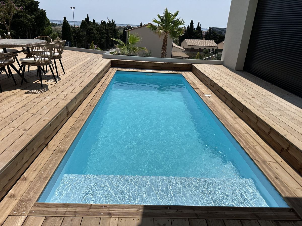 Piscine avec vue sur le quartier et la mer